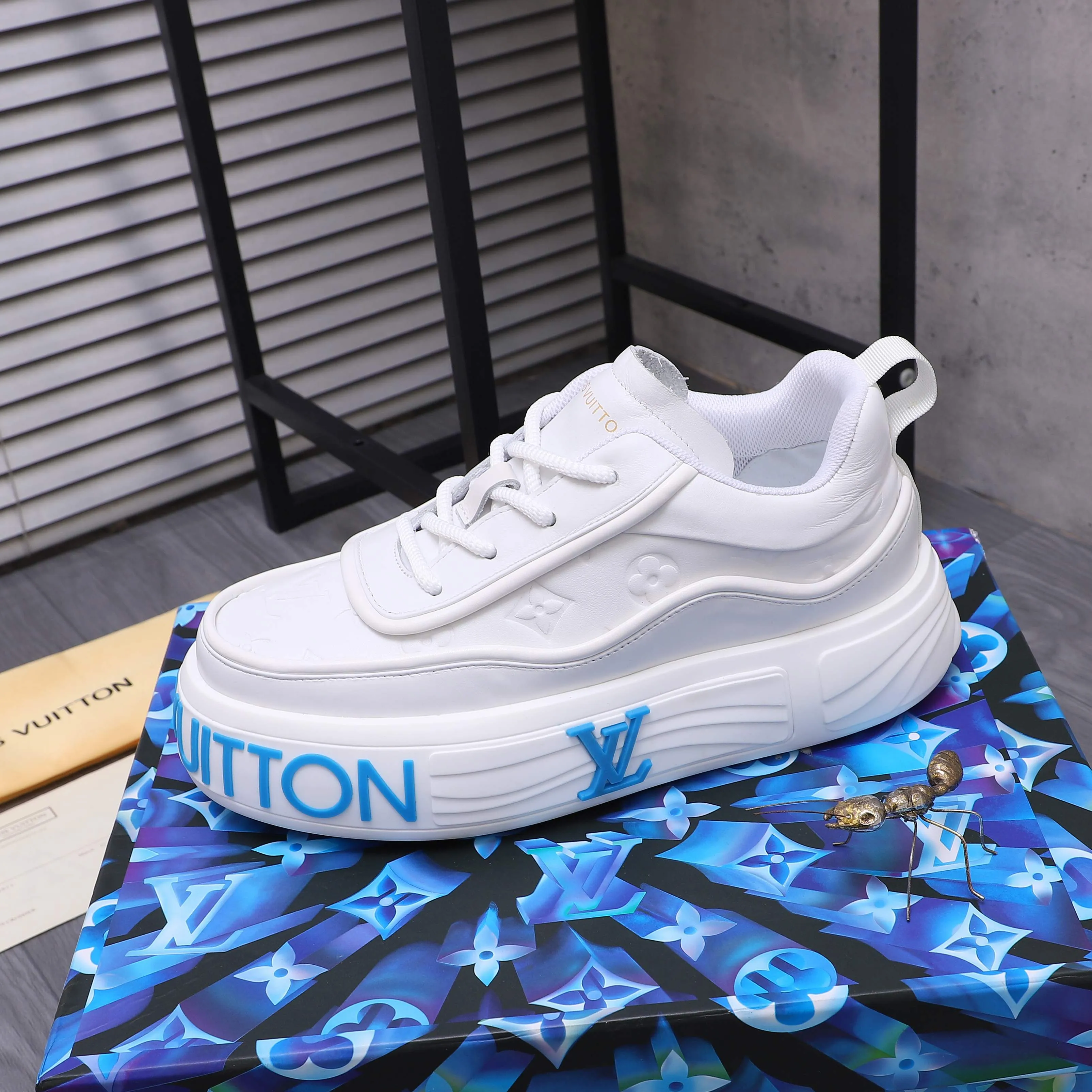 Men's shoes 💰560 Product trademark: LV [Louis Vuitton] casual shoes, regular size. Size: 38-46 (38.45.46 is custom-made and non-returnable) Product materials: Selected high-quality cowhide stitching embossed cowhide upper, cowhide insole, mesh lining, original outsole